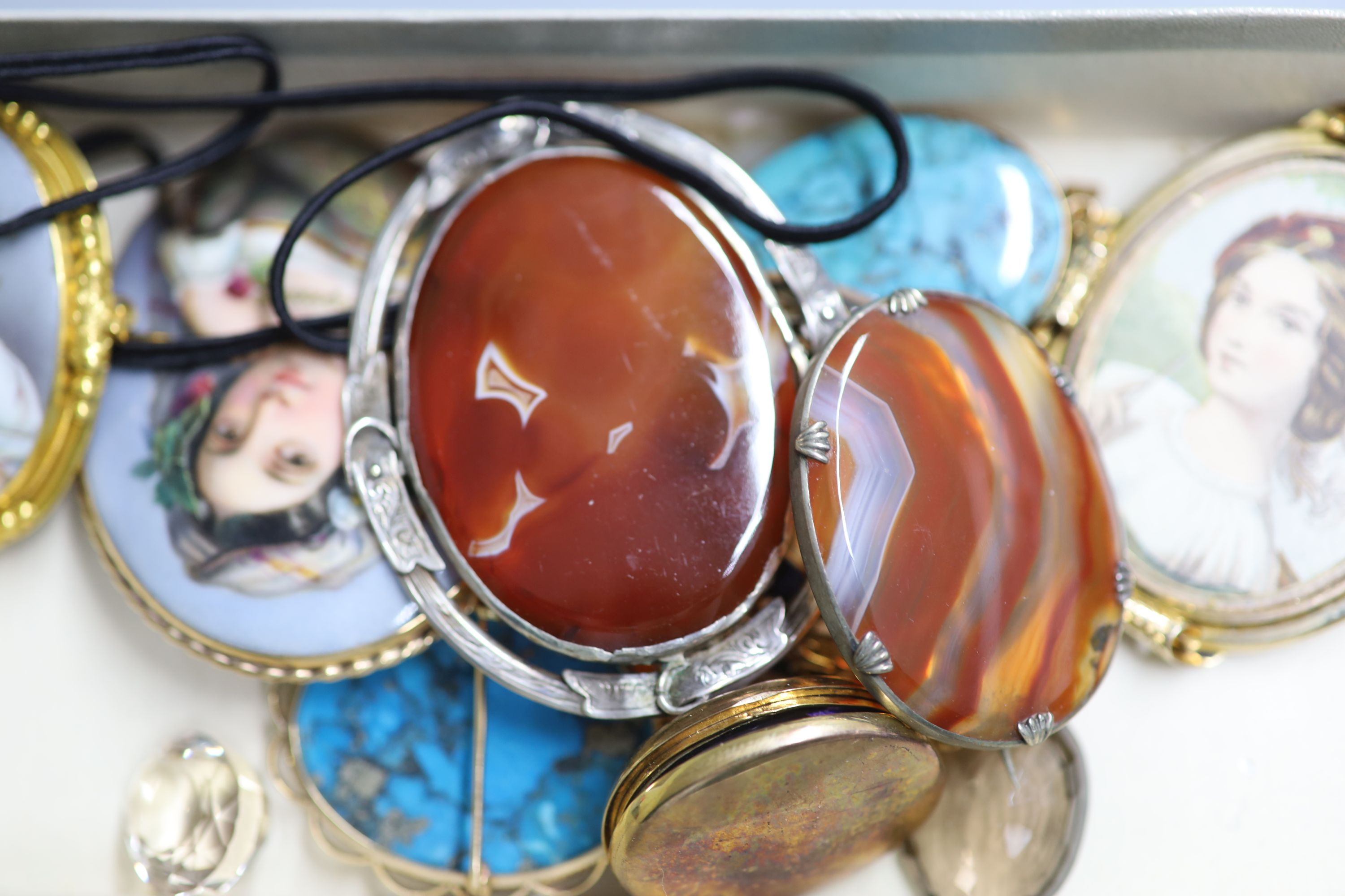 Assorted jewellery including gilt metal pendants, brooches etc and a late Victorian silver locket.